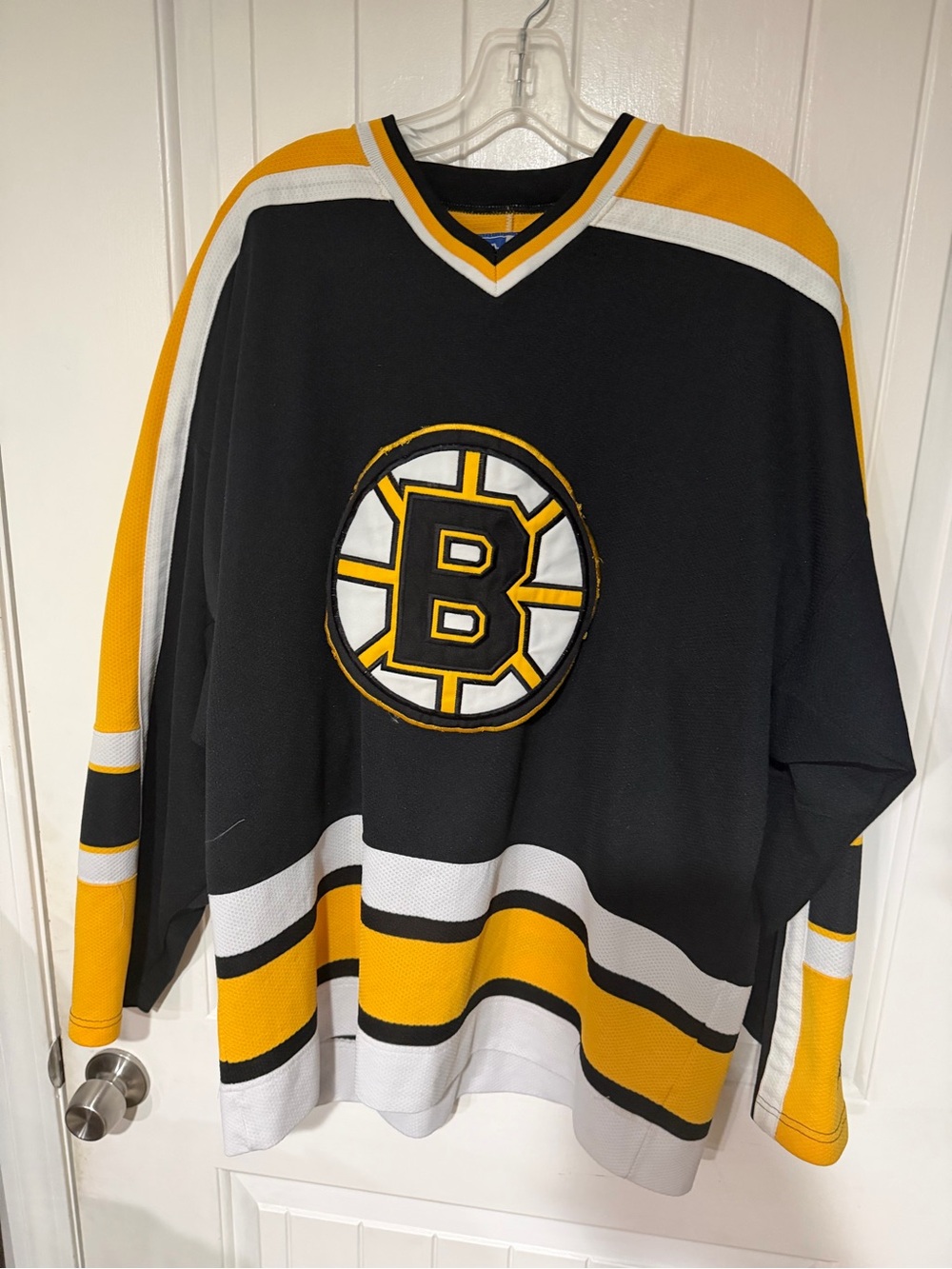 Men's size XL STARTER Boston Bruins Black and Yellow Hockey Jersey